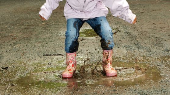 Enfant sautant dans la  boue : 5 éléments de la pensée chinoise
