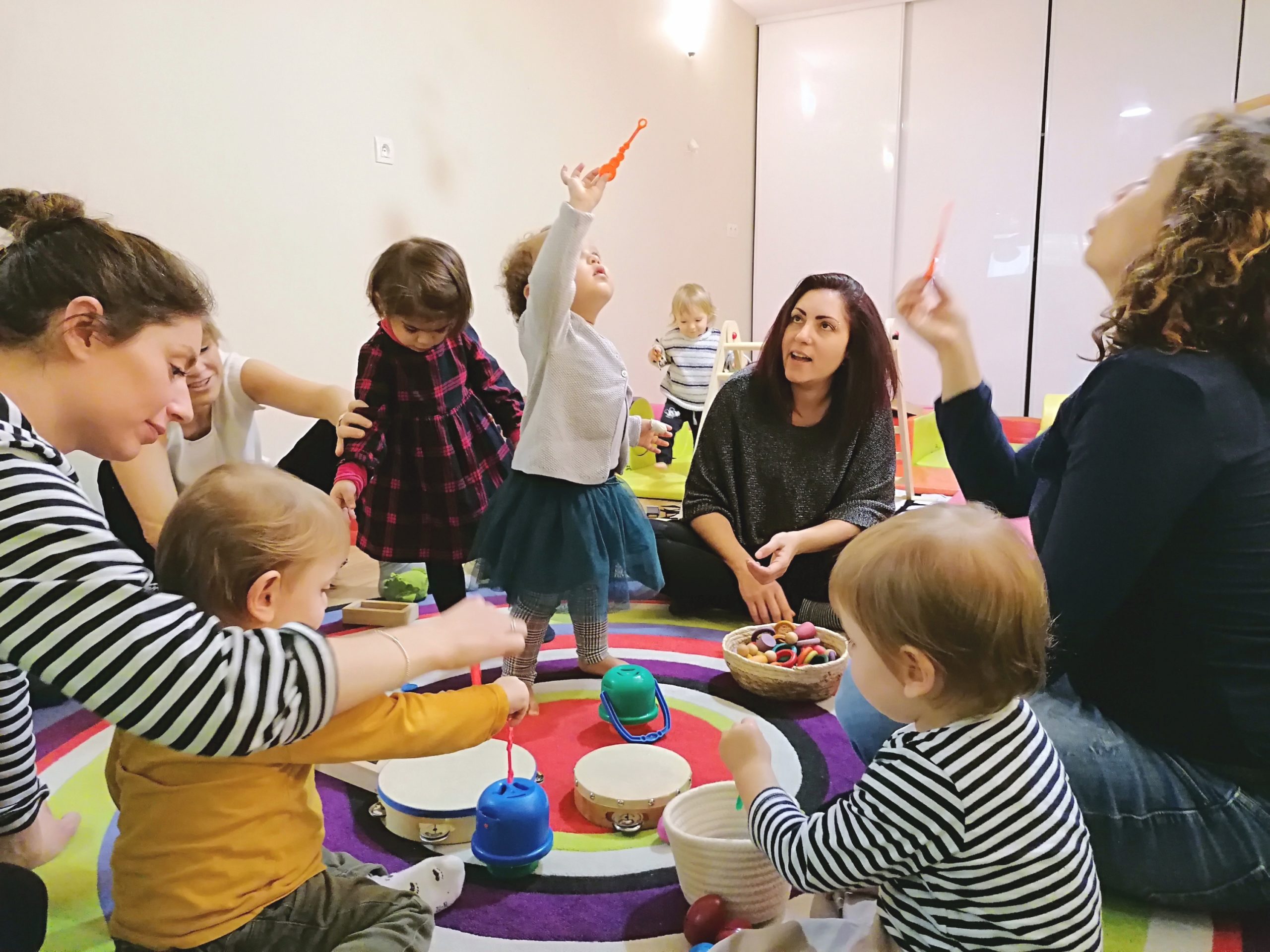 Eveil sensoriel et motricité pour les enfants avec leurs parents chez KID & Sens à Aix en Provence