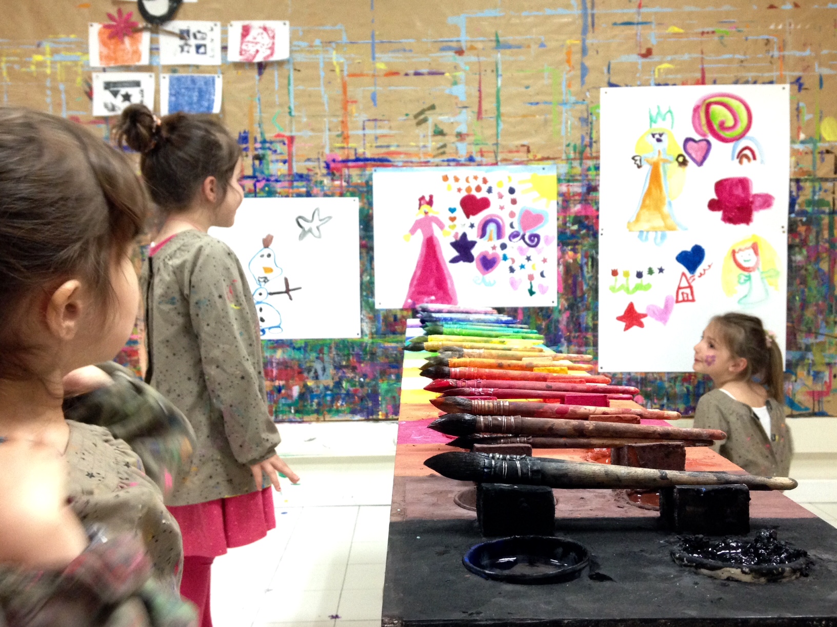 Atelier d'expression libre par la peinture pour les enfants chez KID & Sens à Aix en Provence