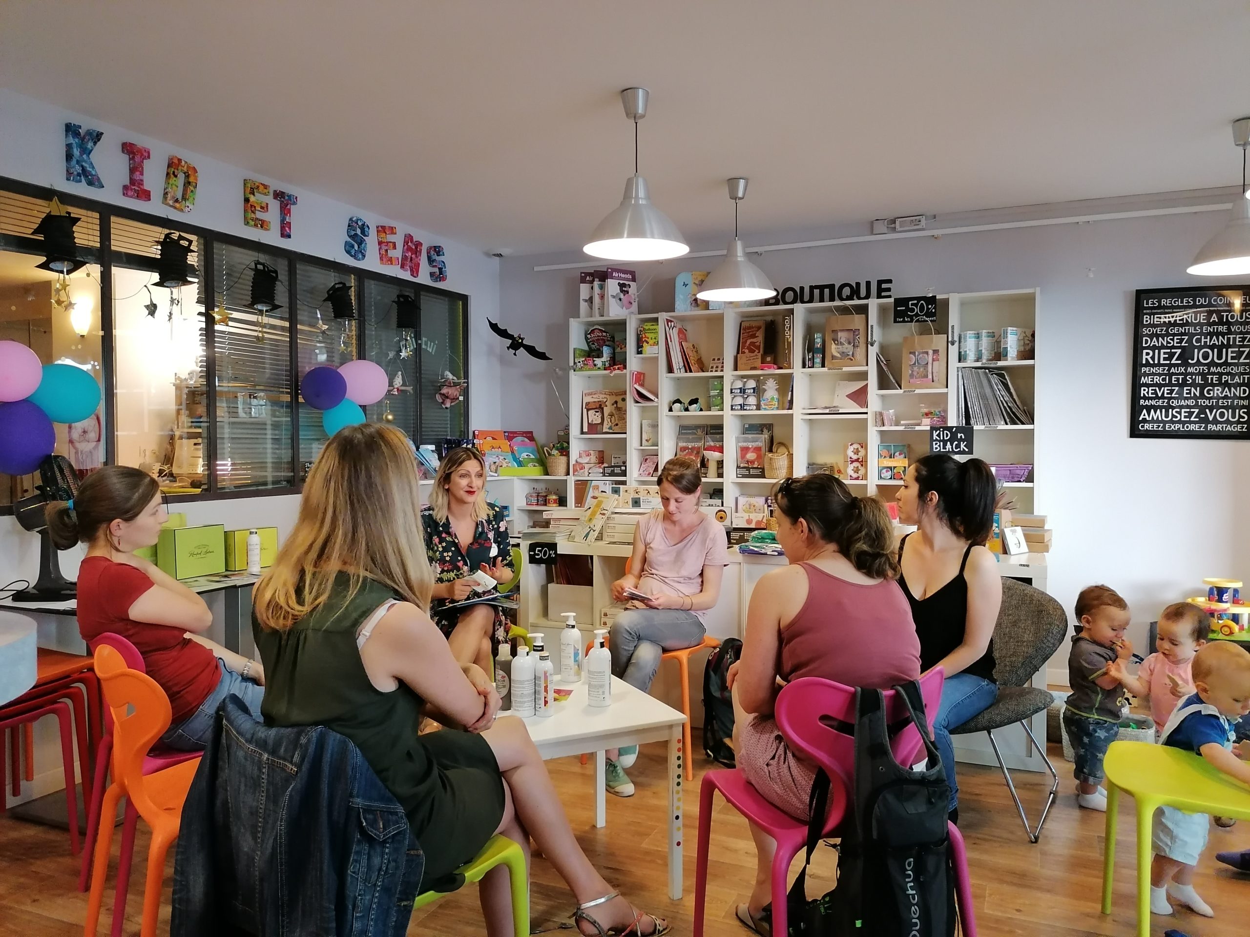 Café de mamans autour de thèmes liés à la parentalité chez KID & Sens, café poussette à Aix en Provence
