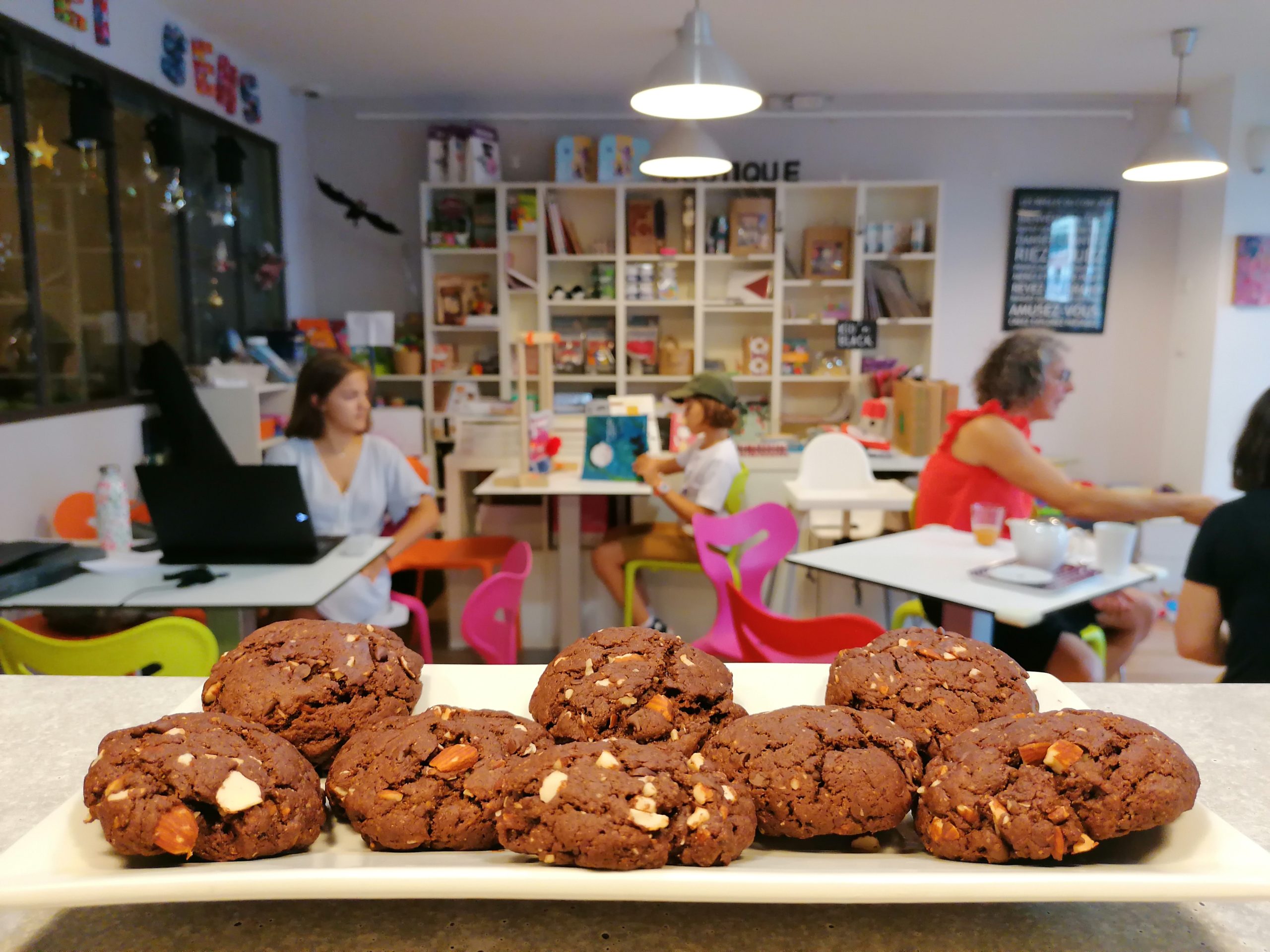 Salon de thé kid-friendly et goûter de cookies pour les enfants chez KID & Sens à Aix en Provence