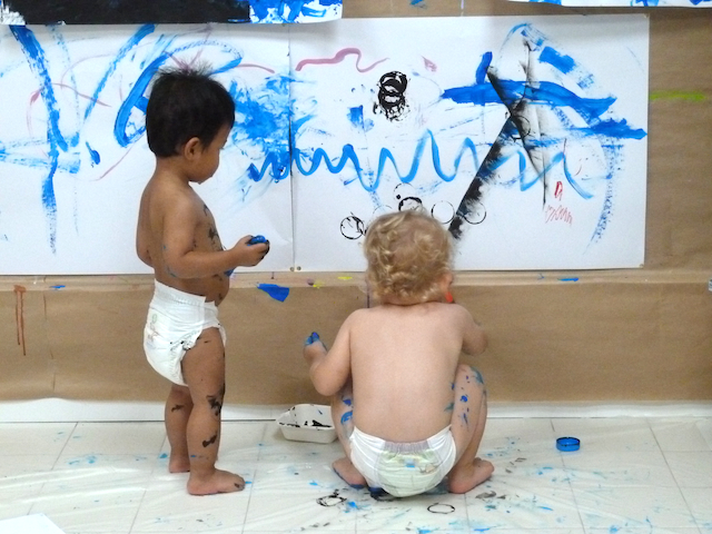 Bébés et enfants s'amusant en atelier de peinture à KID&Sens !