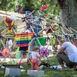 Installation artistique dans le jardin du Moulin de la Recense lors d'un festival petite enfance à Ventabren (à proximité d'Aix en Provence)