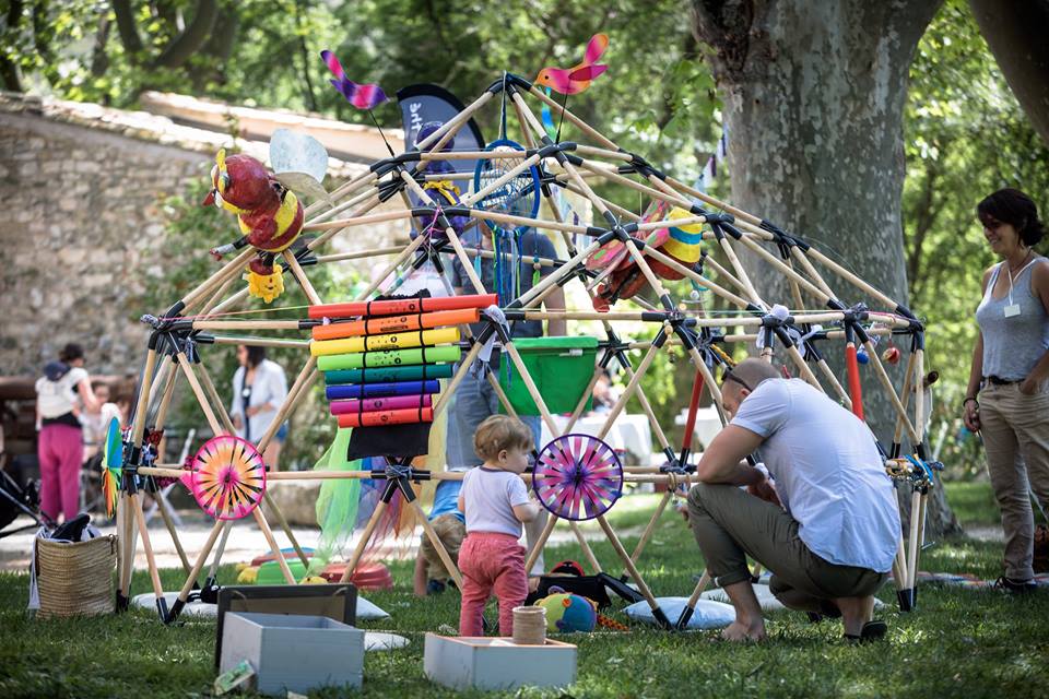 Installation artistique dans le jardin du Moulin de la Recense lors d'un festival petite enfance à Ventabren (à proximité d'Aix en Provence)