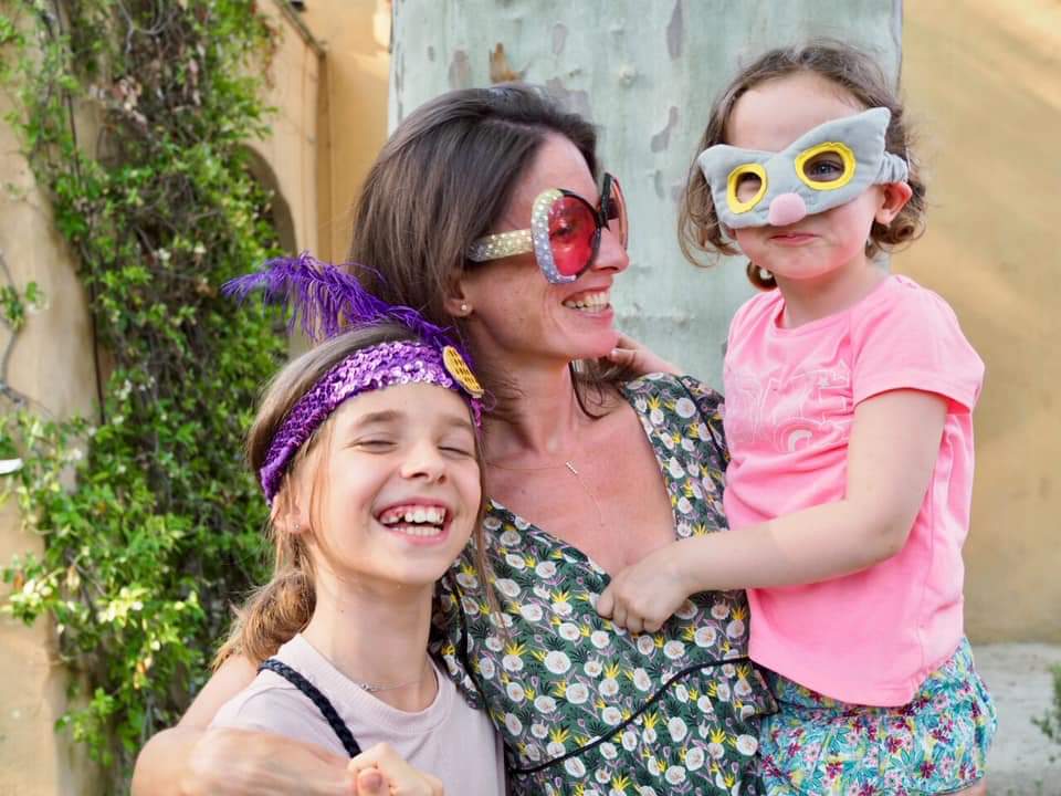 Une maman heureuse et ses 2 enfants en ateliers à KID & Sens