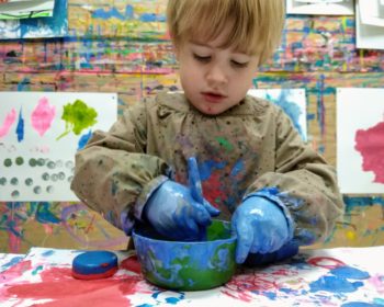 Les enfants adorent patouiller chez KID & Sens à Aix en Provence