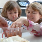 Atelier d'éveil sensoriel parent enfant avec KID & Sens à la bibliothèque Méjanes d'Aix en Provence