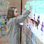 Peinture au doigt par une enfant dans l'atelier de KID & Sens à Aix en Provence