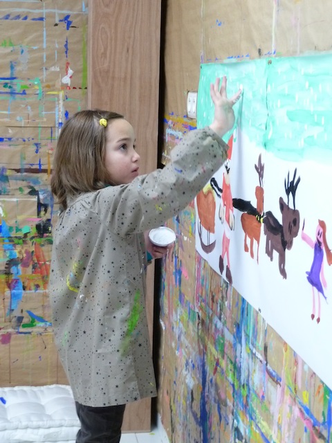 Peinture au doigt par une enfant dans l'atelier de KID & Sens à Aix en Provence