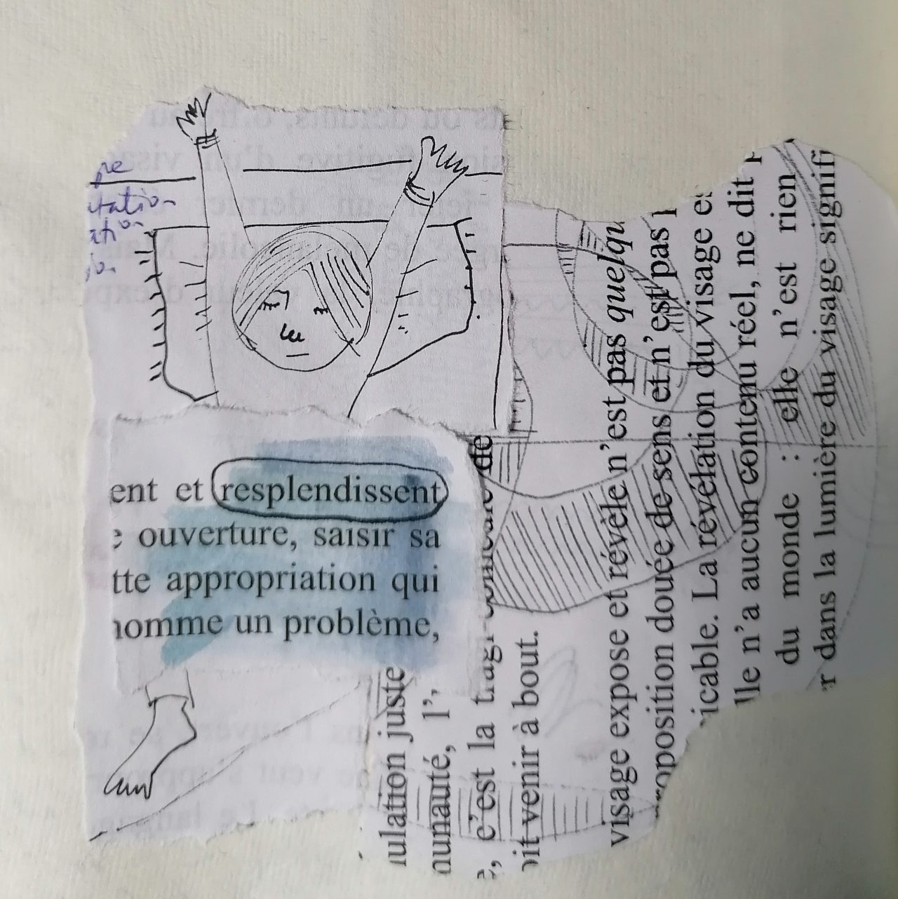 Collage de textes imprimés dans son carnet créatif